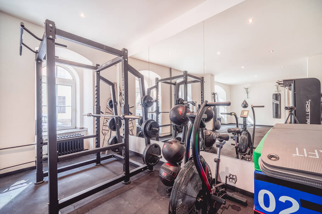 Silové stojany, medicinbaly a kondiční vybavení v posilovně MyGymTime